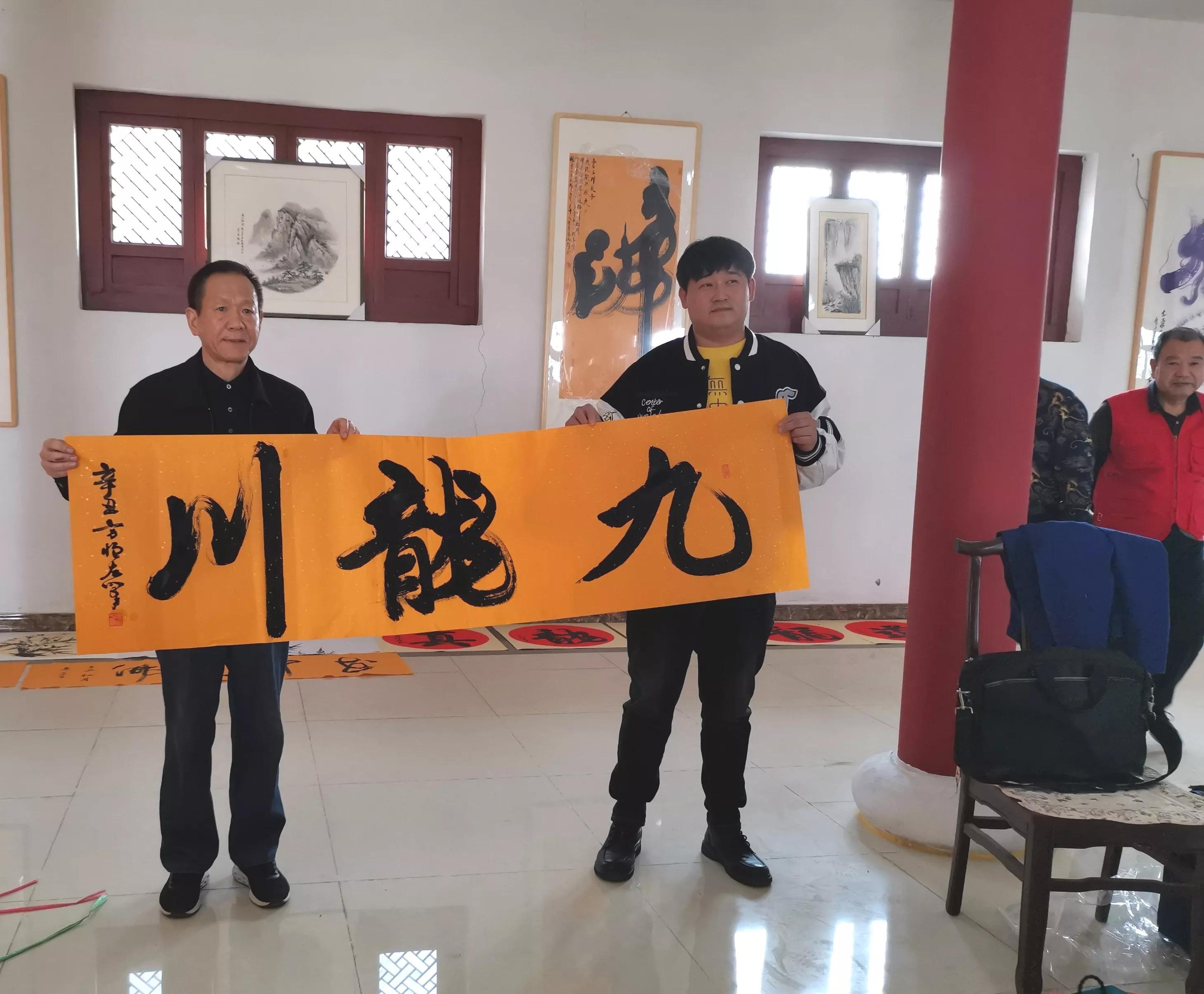 青岛龙山书画院举行联谊书画笔会和成立揭牌仪式